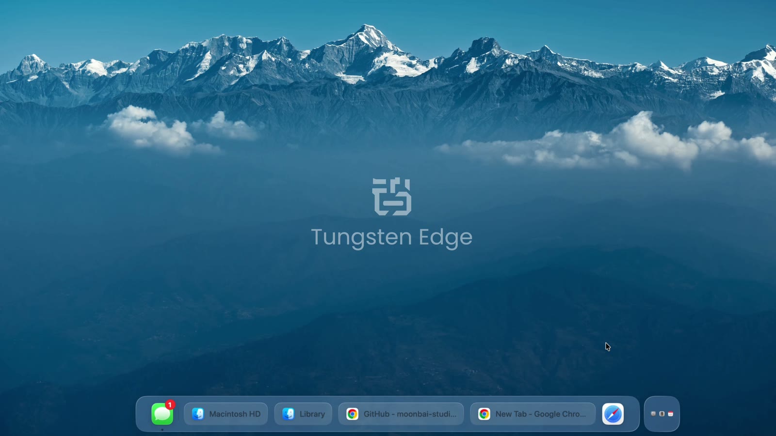钨极演示视频：桌面上的 Tungsten Edge 标志，底边是 Dock 栏