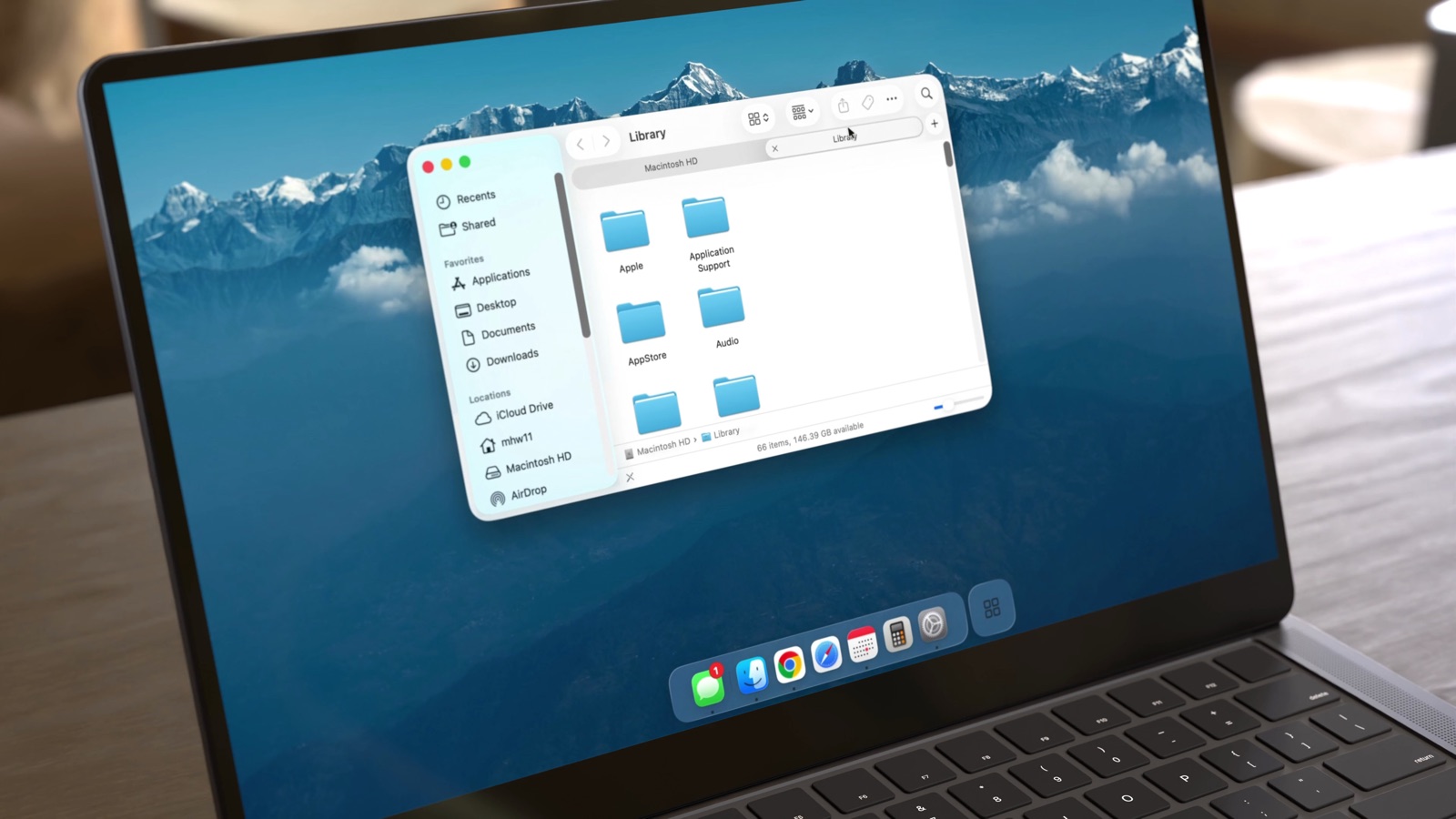 MacBook 屏幕底边的钨极 Dock 栏，桌面上开着一个访达窗口