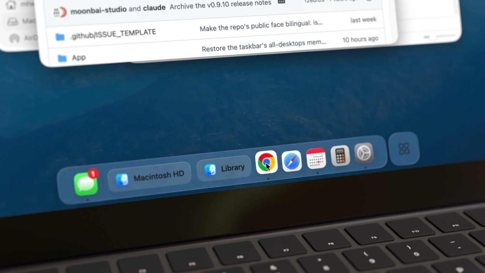 Dock 栏特写：信息，两个访达窗口 Macintosh HD 和 Library，后面是应用图标