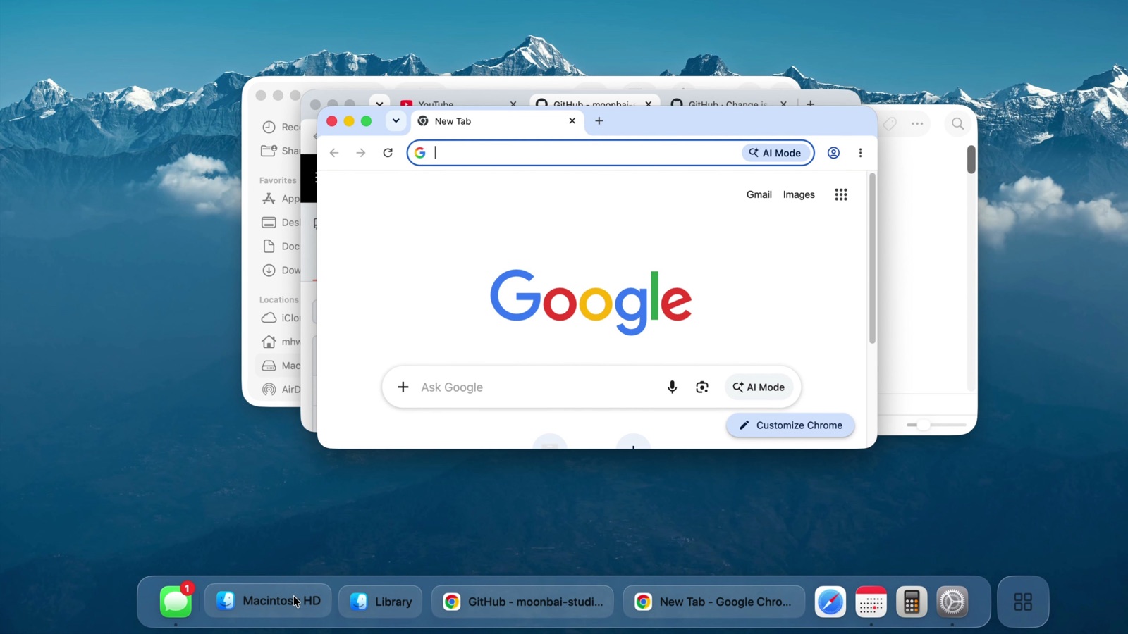 桌面上叠着几个 Chrome 窗口，Dock 栏上每个 Chrome 窗口各有一个位置、带着自己的标题